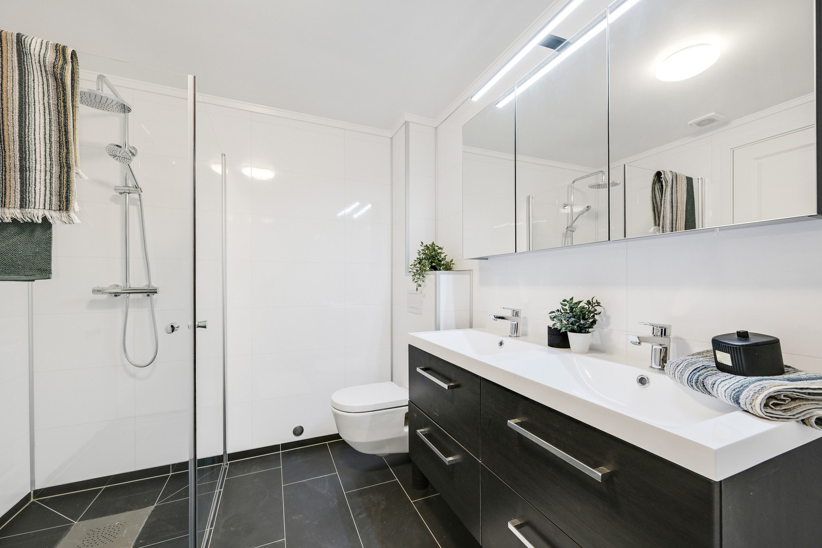 Leiligheten har to bad og eget vaskerom. Her ser vi det pene badet i 2. etasje Galleribilde