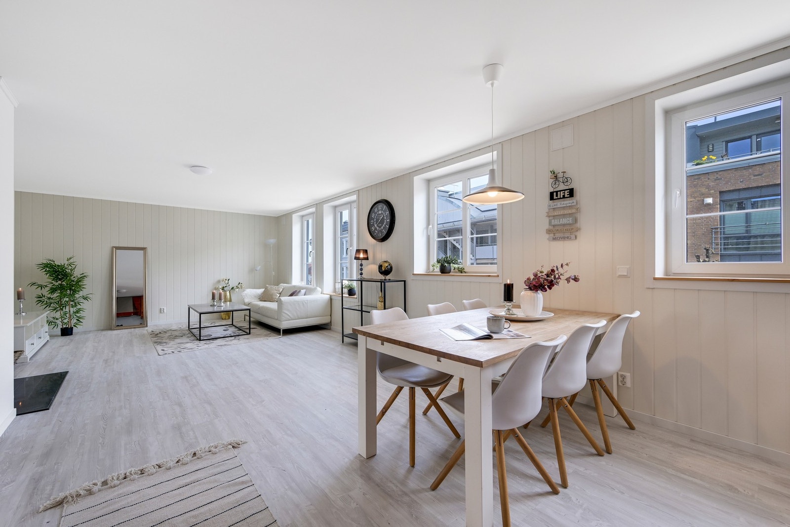 God plass for både spisestue og sofagruppe Galleribilde