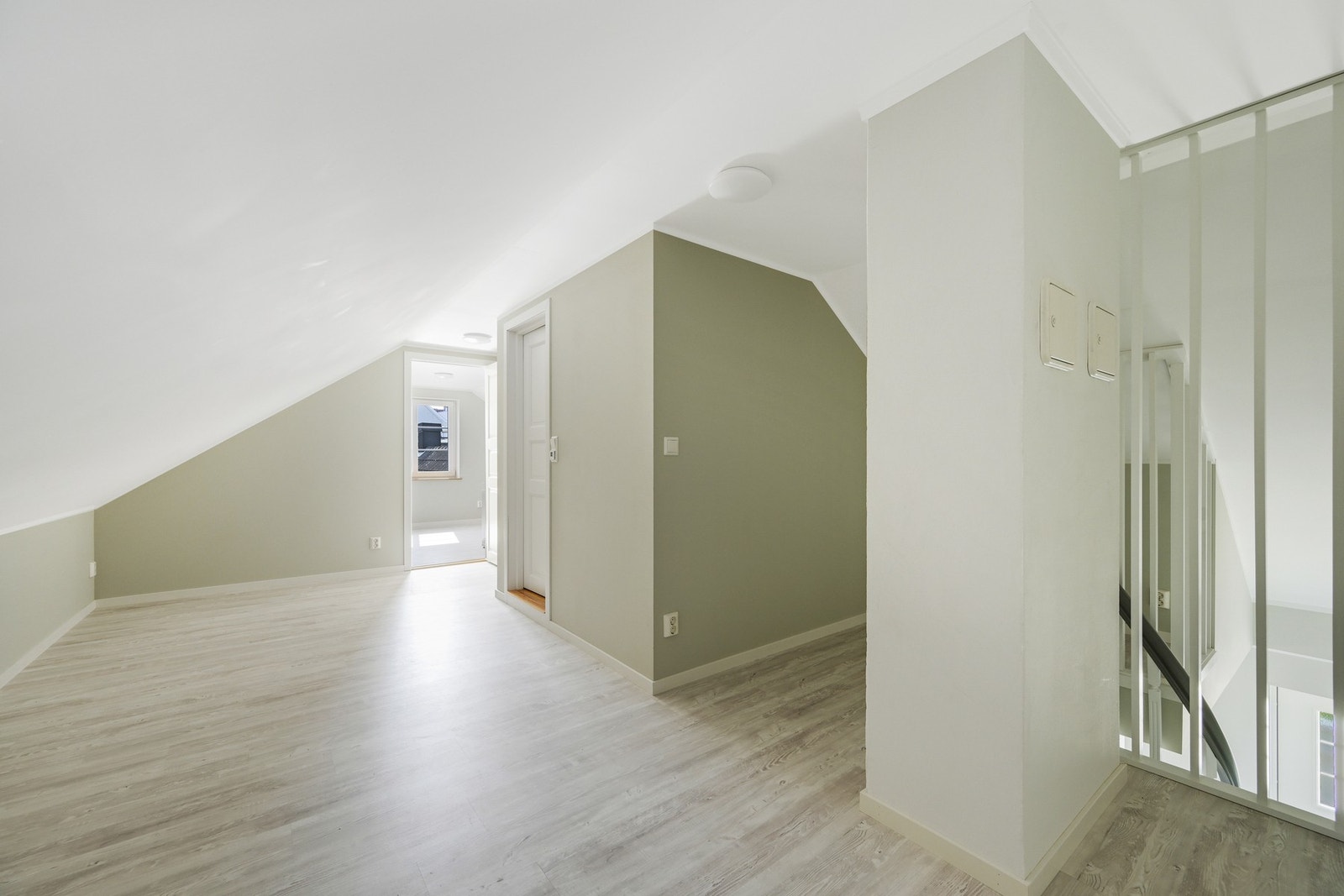På toppen av trappa finner vi en gang Galleribilde
