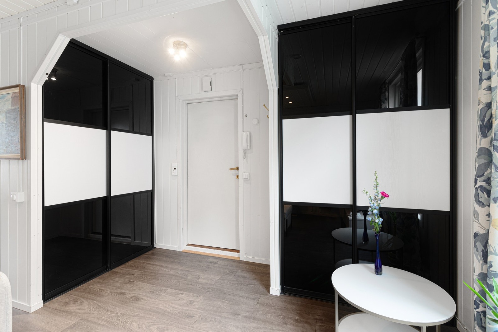 Godt med lagringsplass i skyvedørsgarderobe. Galleribilde