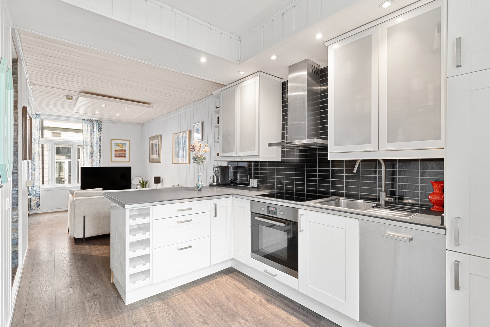 EiendomsMegler 1 v/ Fredrik Nygård Flønes har gleden av å presentere Rosenborg gate 23 B. Galleribilde