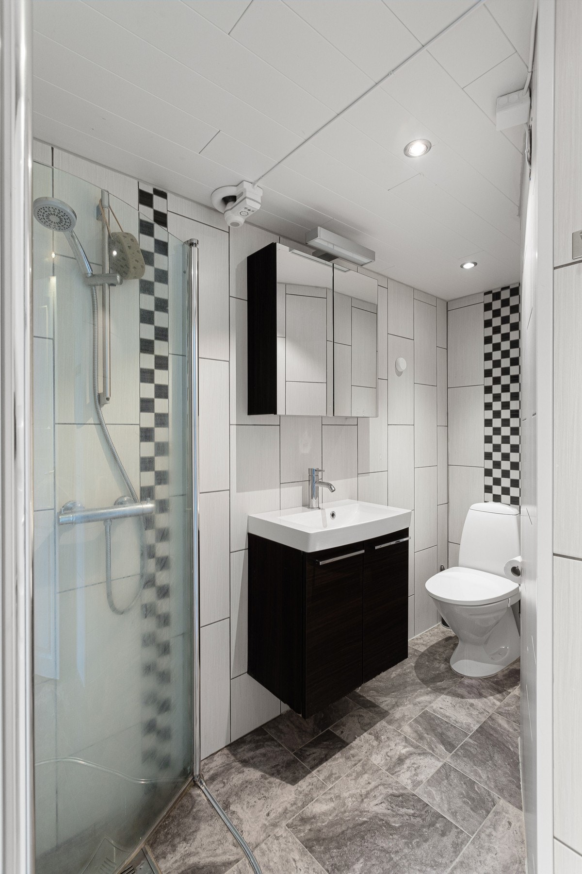 Flott flislagt bad med elektriske varmekabler i gulvet. Galleribilde