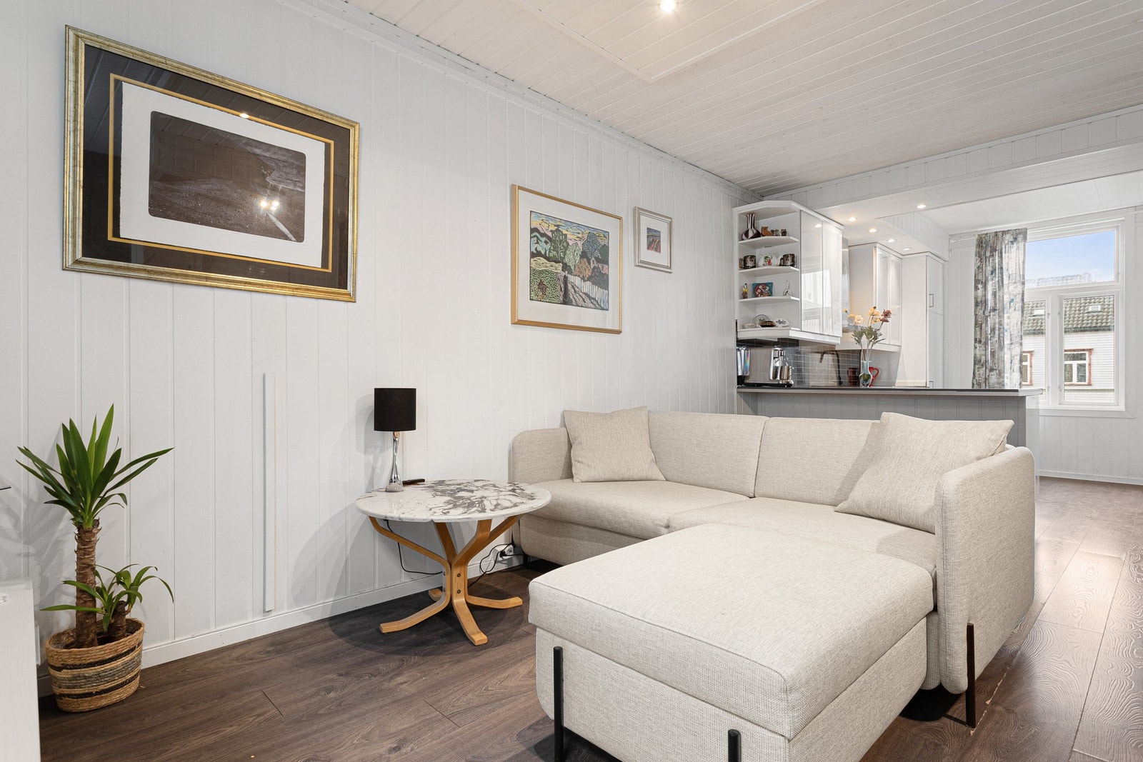 Romslig kjøkken/stue på 19.9kvm. Galleribilde