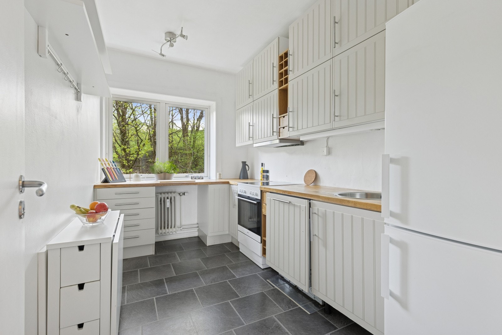 Separat kjøkken god skapplass Galleribilde