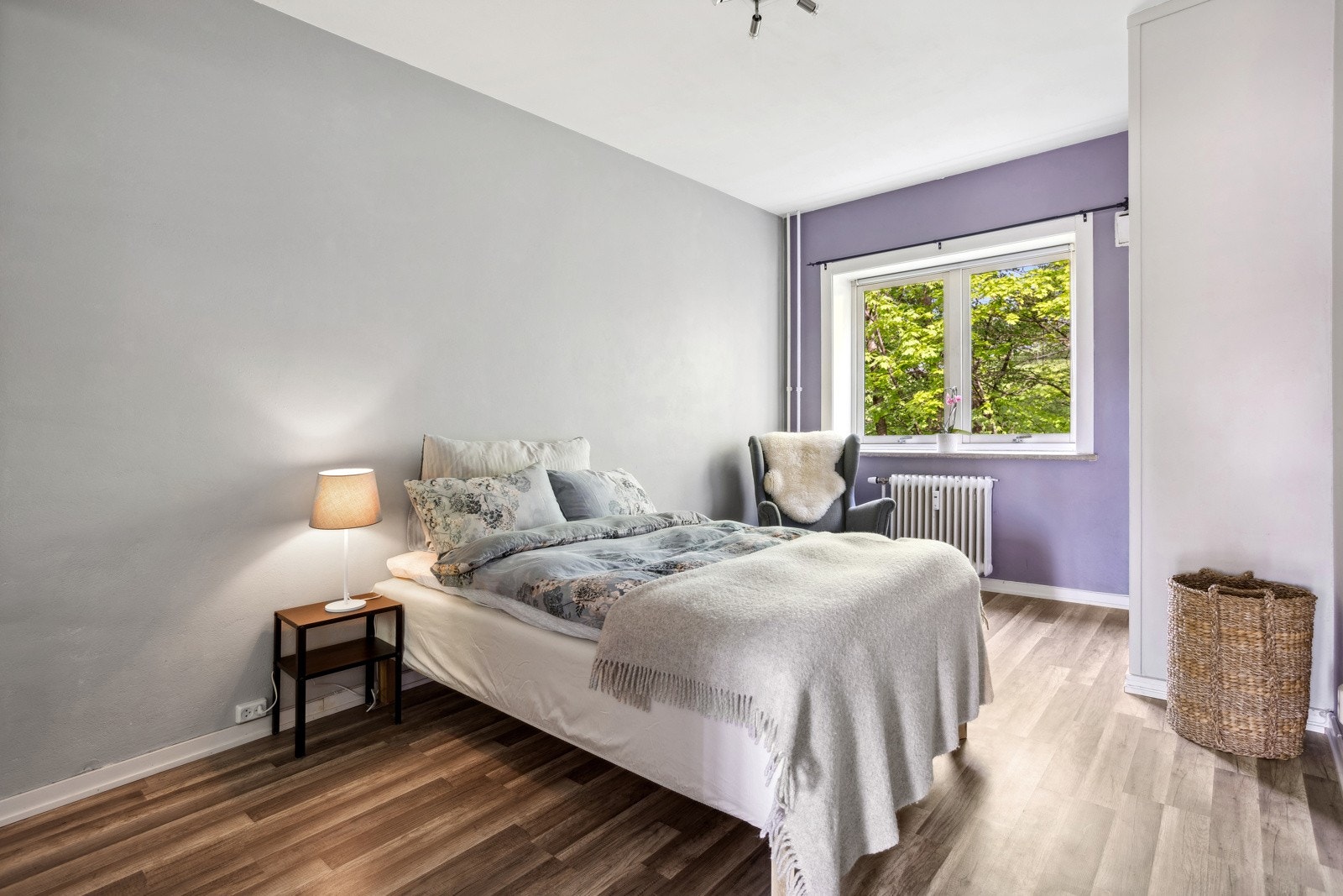 Stort soverom med god skapplass - de orginale skapene er også bevart Galleribilde