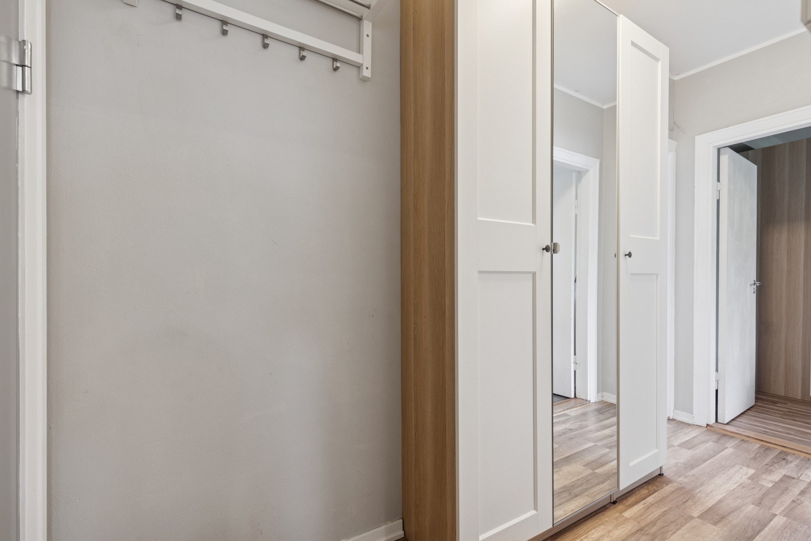 Entré med god skapplass Galleribilde