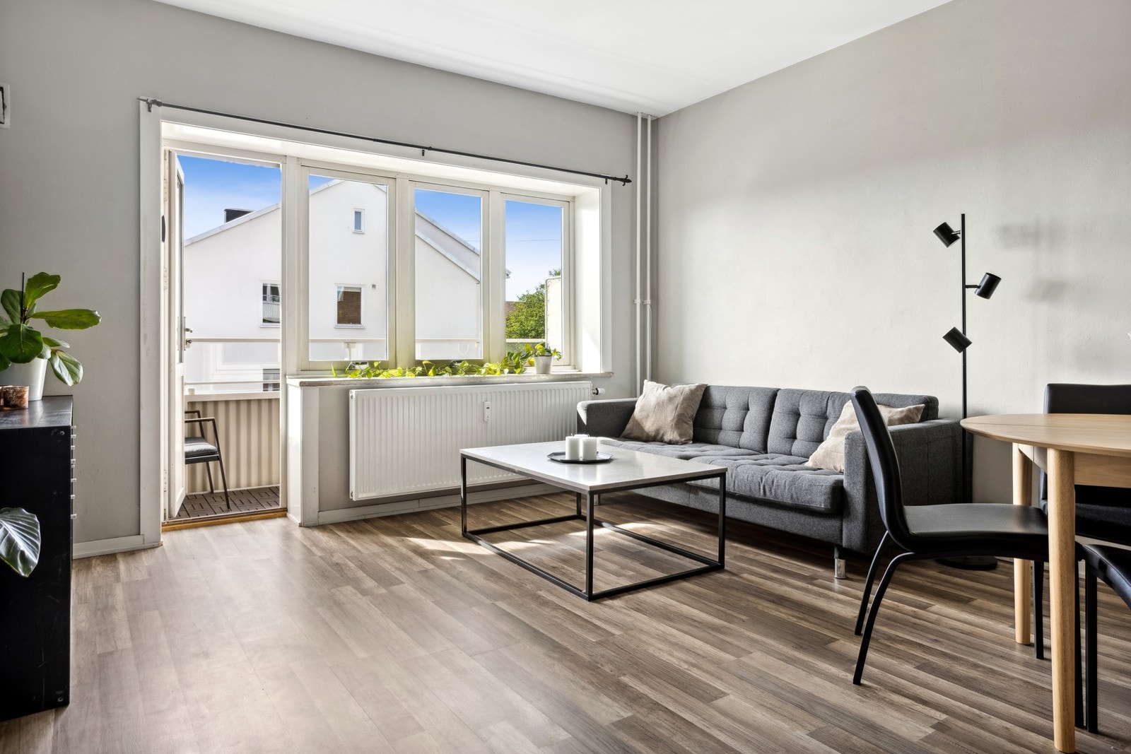 Stuen er romslig og er lett å møblere Galleribilde