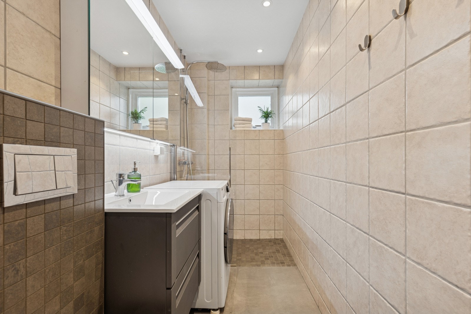 Pent oppgradert bad med varmekabler i gulv og opplegg for vaskemaskin Galleribilde