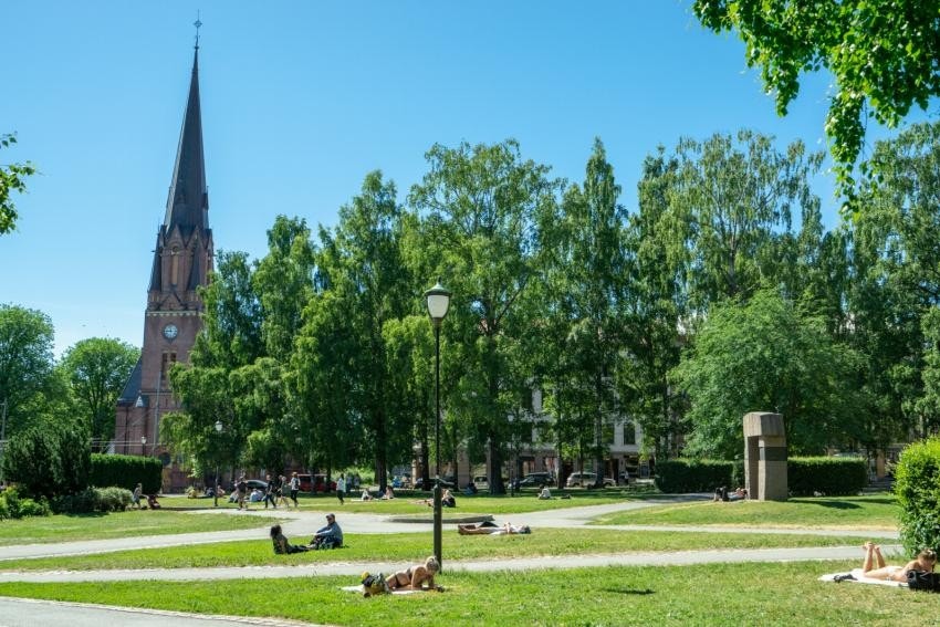 Det er også kort vei til Grünerløkka - her fra Sofienbergparken Galleribilde