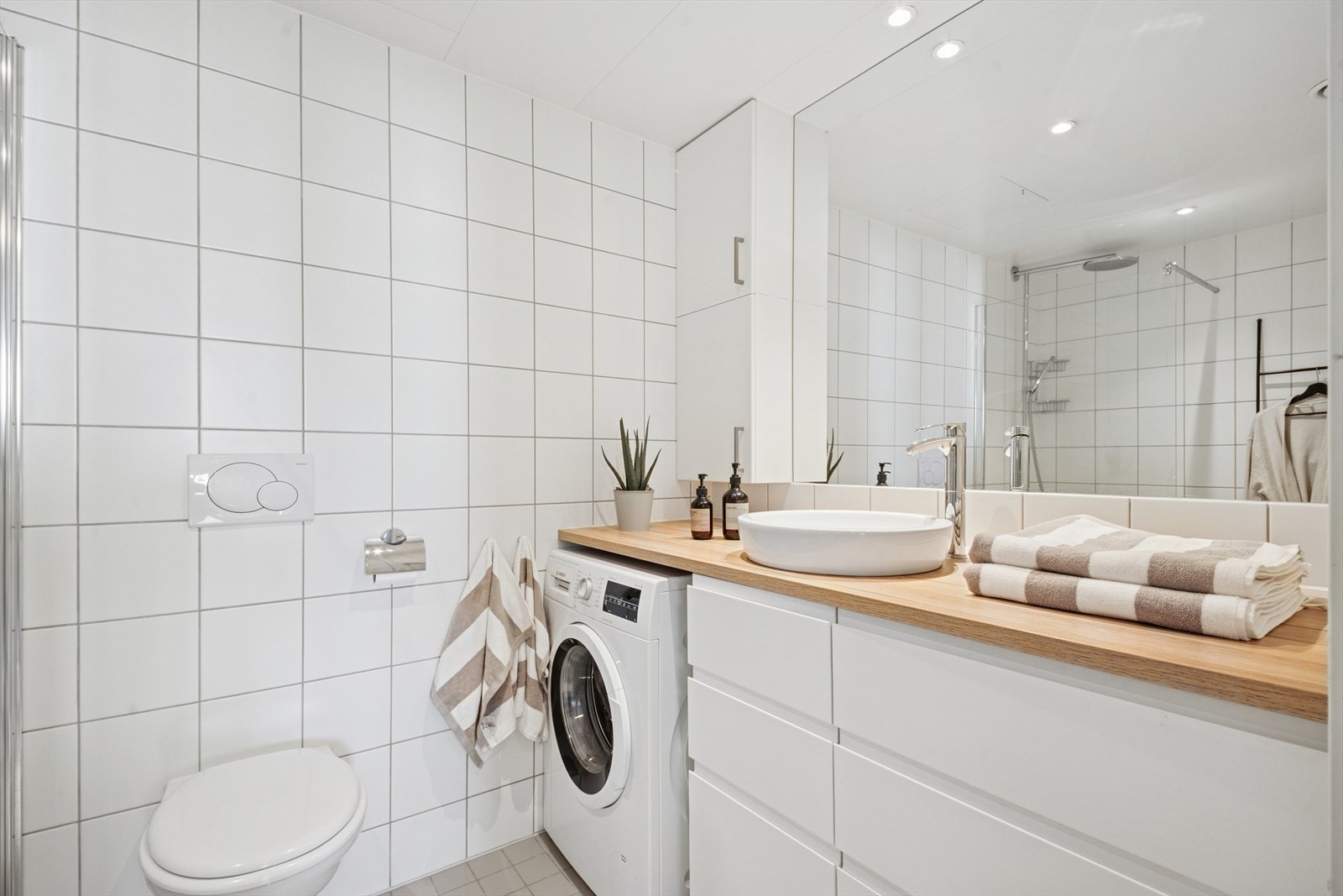 Baderommet er flislagt med varmekabler og har standard fra byggeåret 2006. Galleribilde