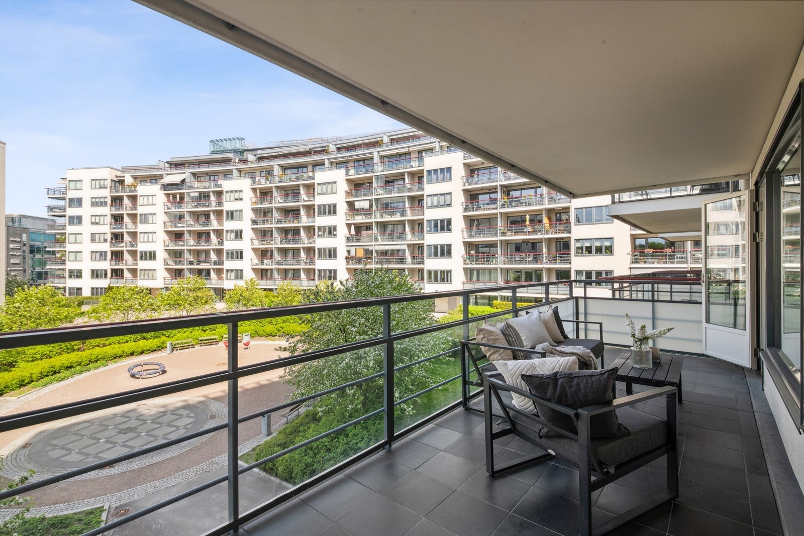 Fra stuen er det adkomst til en stor nordvestvendt balkong som vender mot grønne fellesarealer. Galleribilde