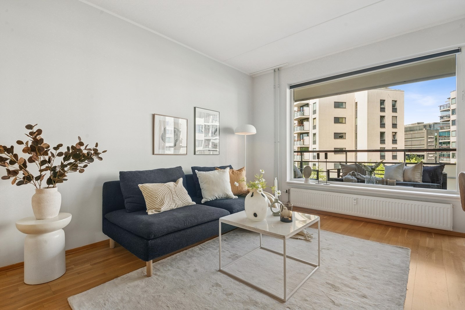 Stuen får rikelig med naturlig lys fra store vindusflater og har en god romfølelse. Galleribilde