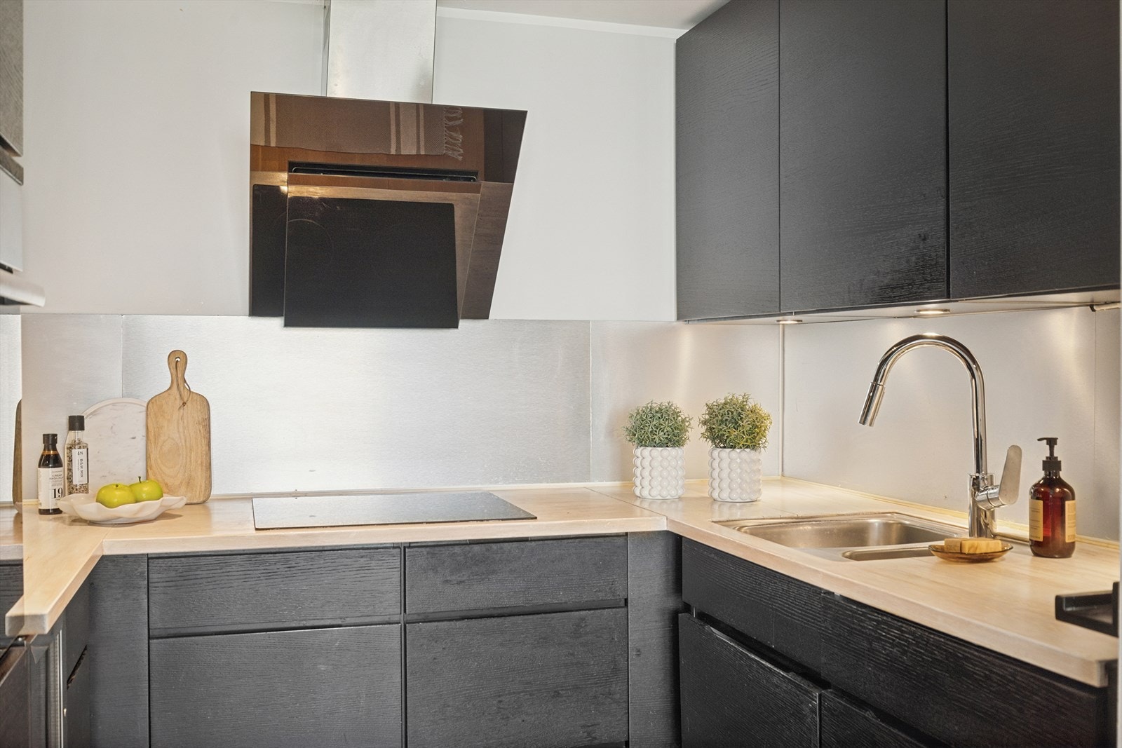 Her er det integrert stekeovn, platetopp, kjøl/frys, vinskap og oppvaskmaskin. Galleribilde