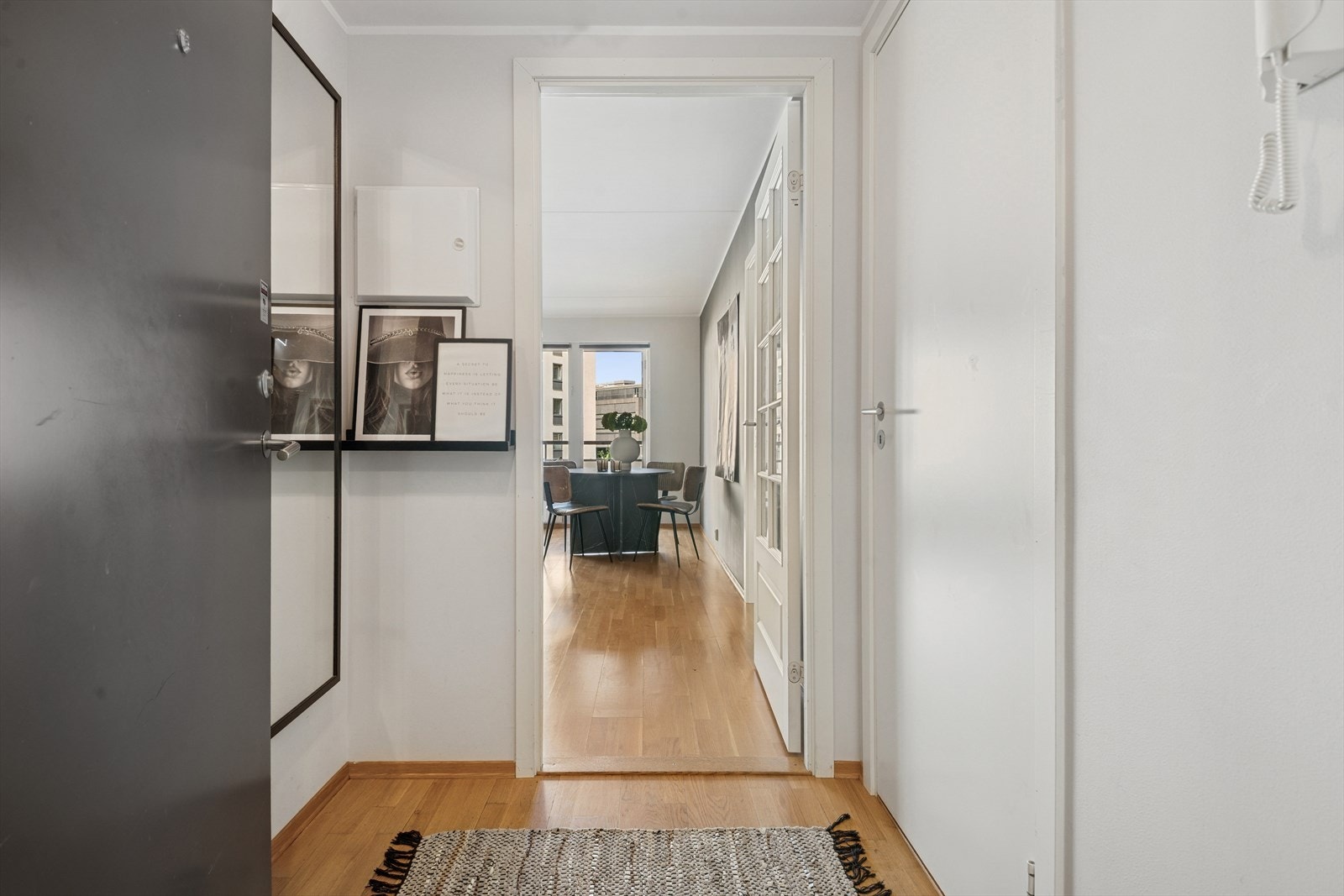 Entréen gir et godt førsteinntrykk av boligen og egner seg ypperlig til å ta imot middagsgjester. Galleribilde