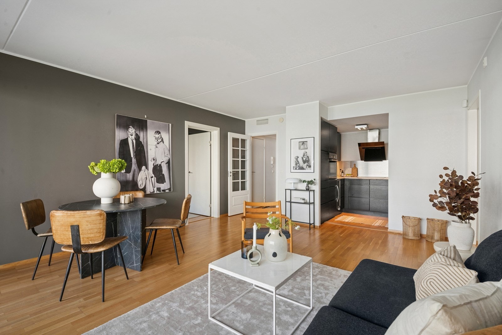 Det er parkett på gulv og et moderne fargevalg på vegger. Galleribilde