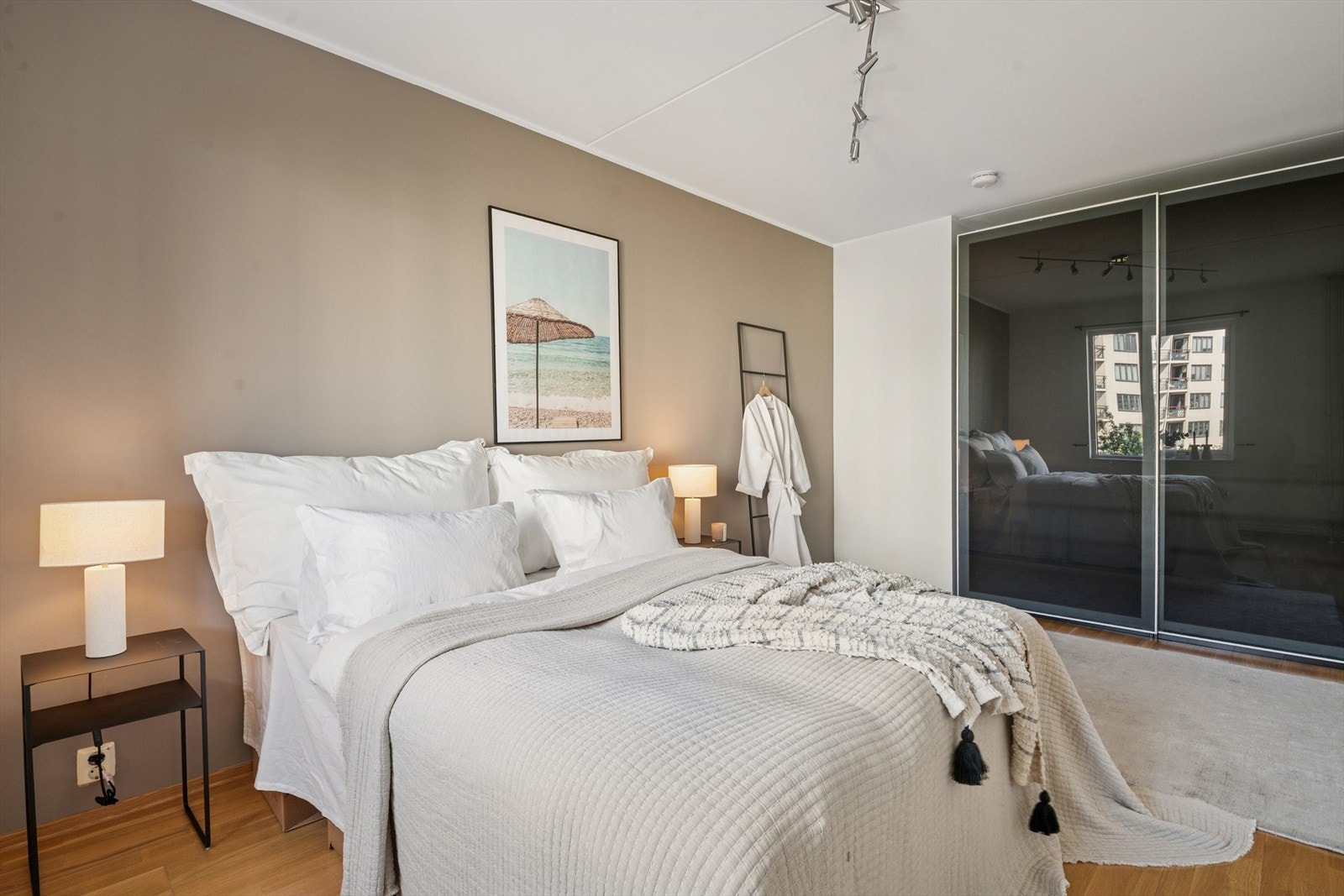 Her er det en skyvedørsgarderobe som egner seg godt til oppbevaring. Galleribilde