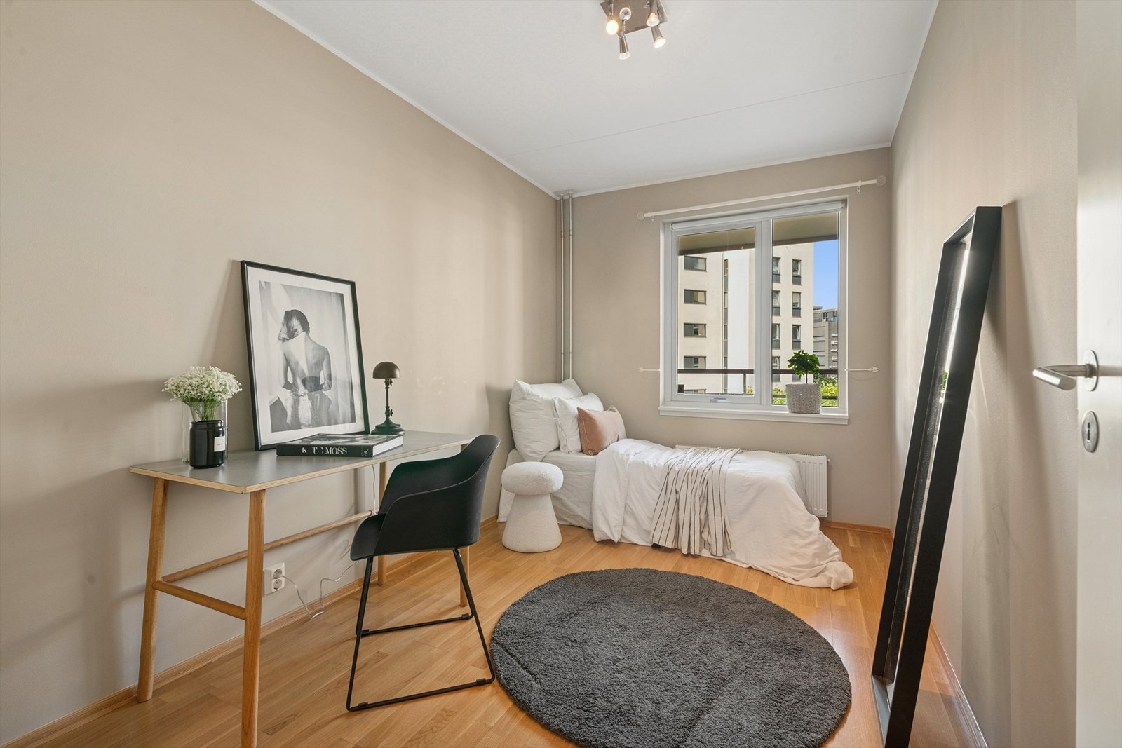 Boligens andre soverom egner seg godt som gjesterom, barnerom eller kontor. Galleribilde