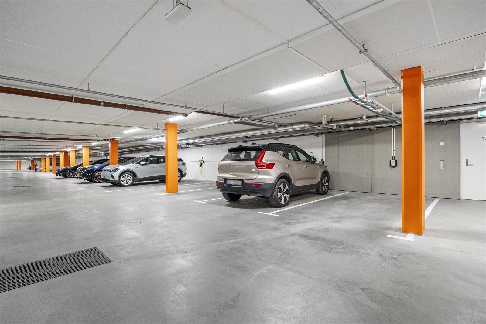 Underjordisk garasjeanlegg med heis direkte til toppen av tårnet. Galleribilde