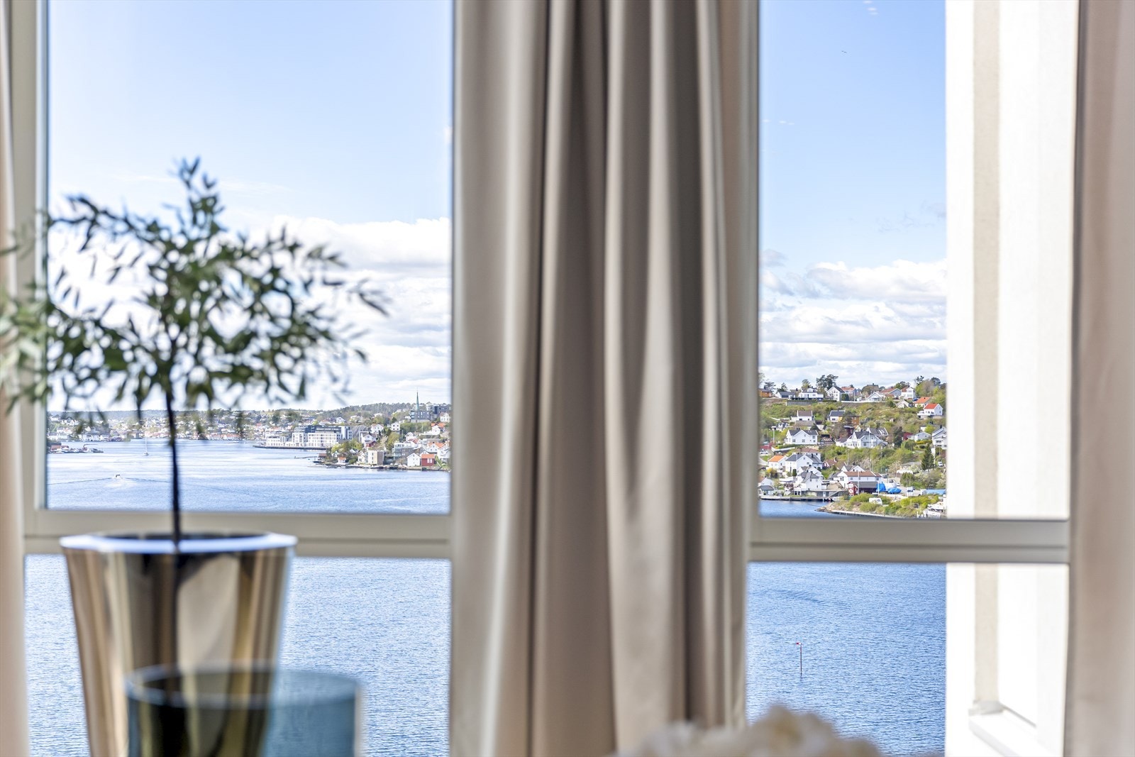 Panoramautsikt over Tromøysund og innseilingen til Arendal sentrum og indre havn. Galleribilde