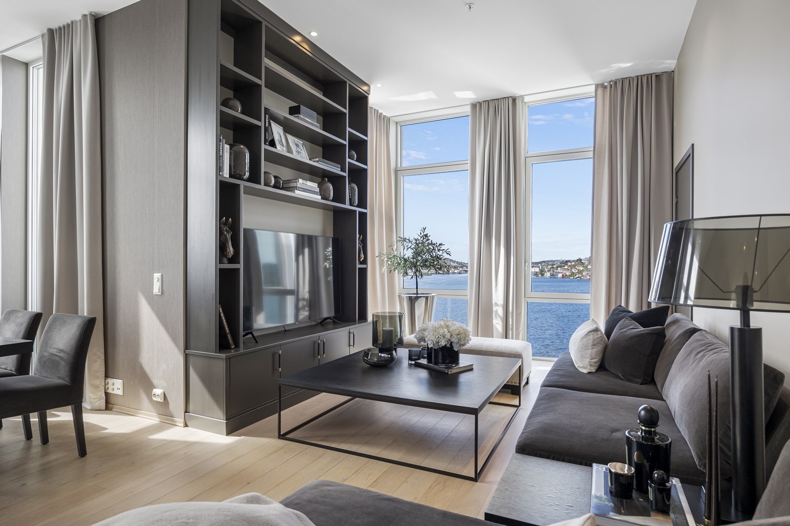 Nyere, gjennomgående toppleilighet som er betydelig oppgradert senere år. Galleribilde