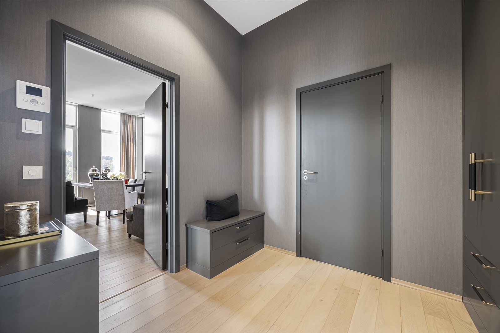 Inngangsparti med garderobe og gjestebad. Galleribilde