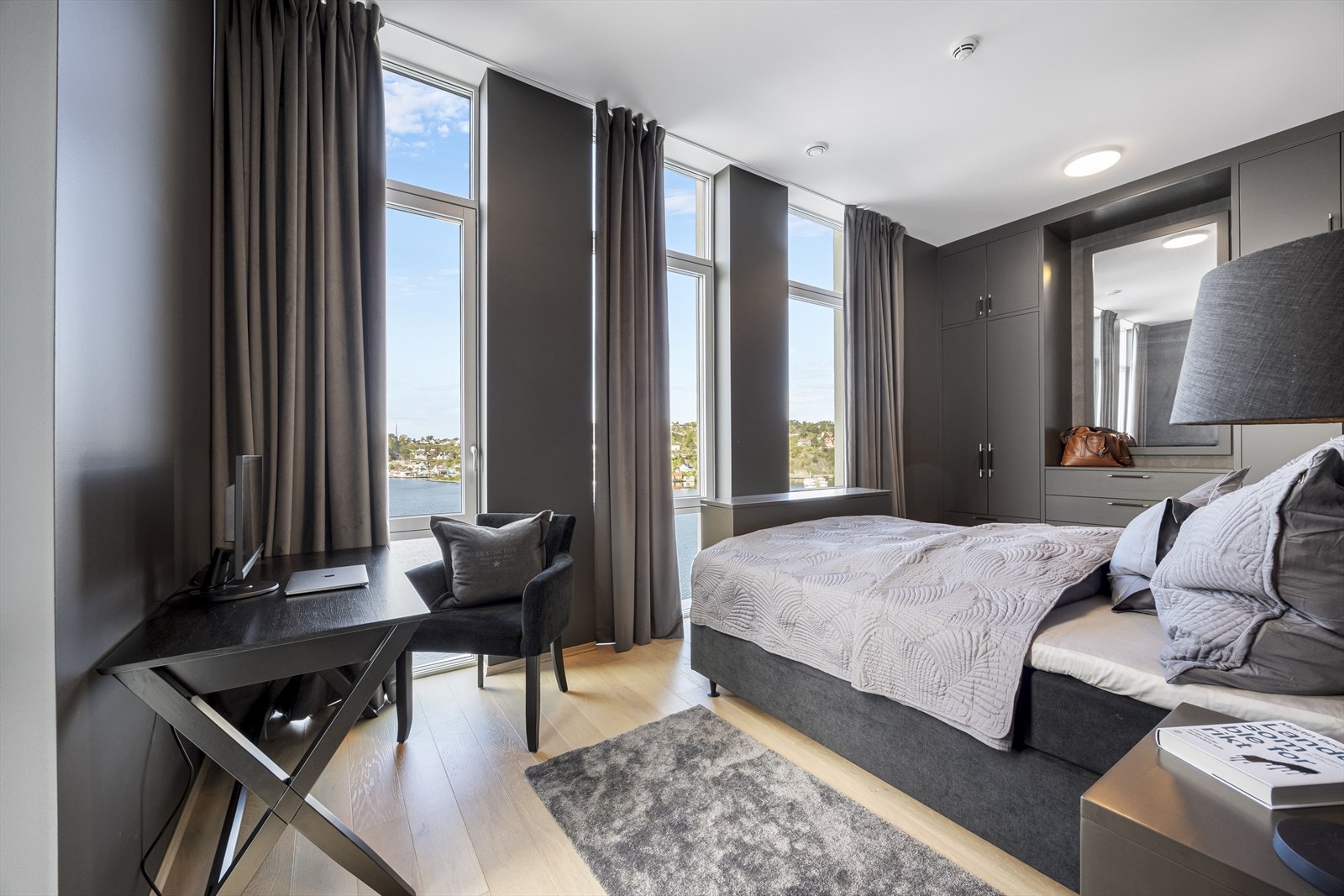 Hovedsoverom / Master suite med stor walk-in garderobe og eget bad. Galleribilde