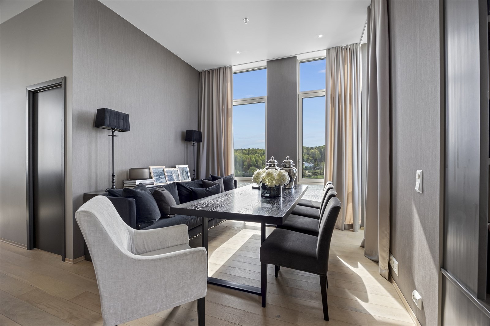 Spisestue med panoramautsikt til Tromøysund. Galleribilde