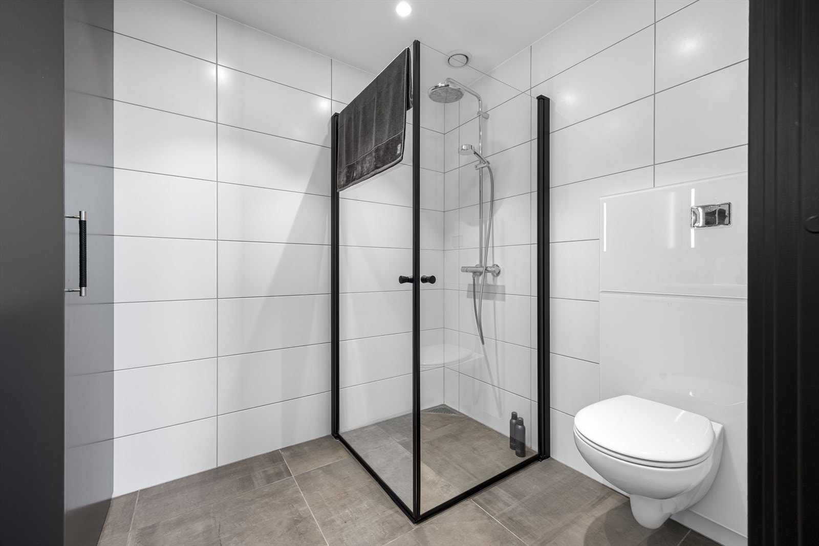 Master suiten har privat dusjbad med innredning og dusjhjørne i grå og sort utførelse. Galleribilde