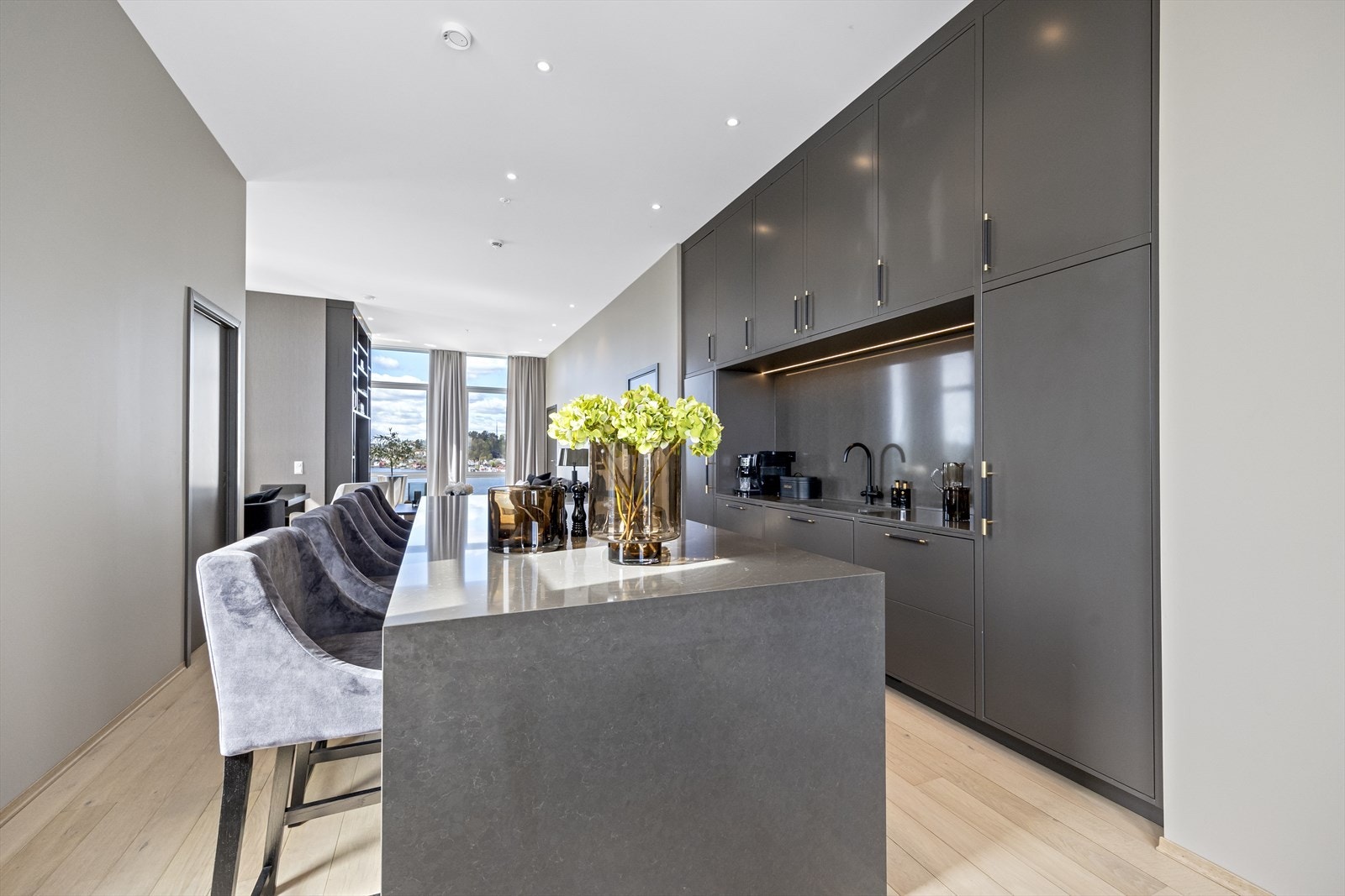 Stor kjøkkenøy med spiseplasser og plass til stor spisestue. Galleribilde