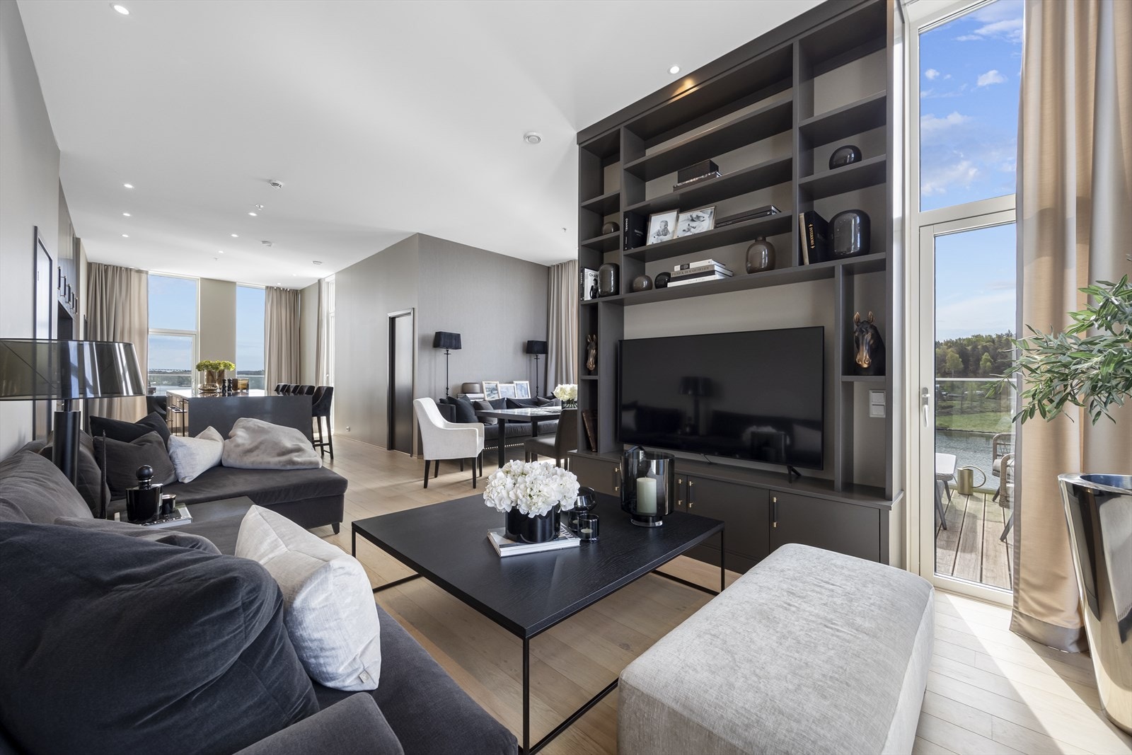 I tv-avdelingen er det plassbygget hylle fra Grindberg med hyller, skap og plass til tv. Galleribilde