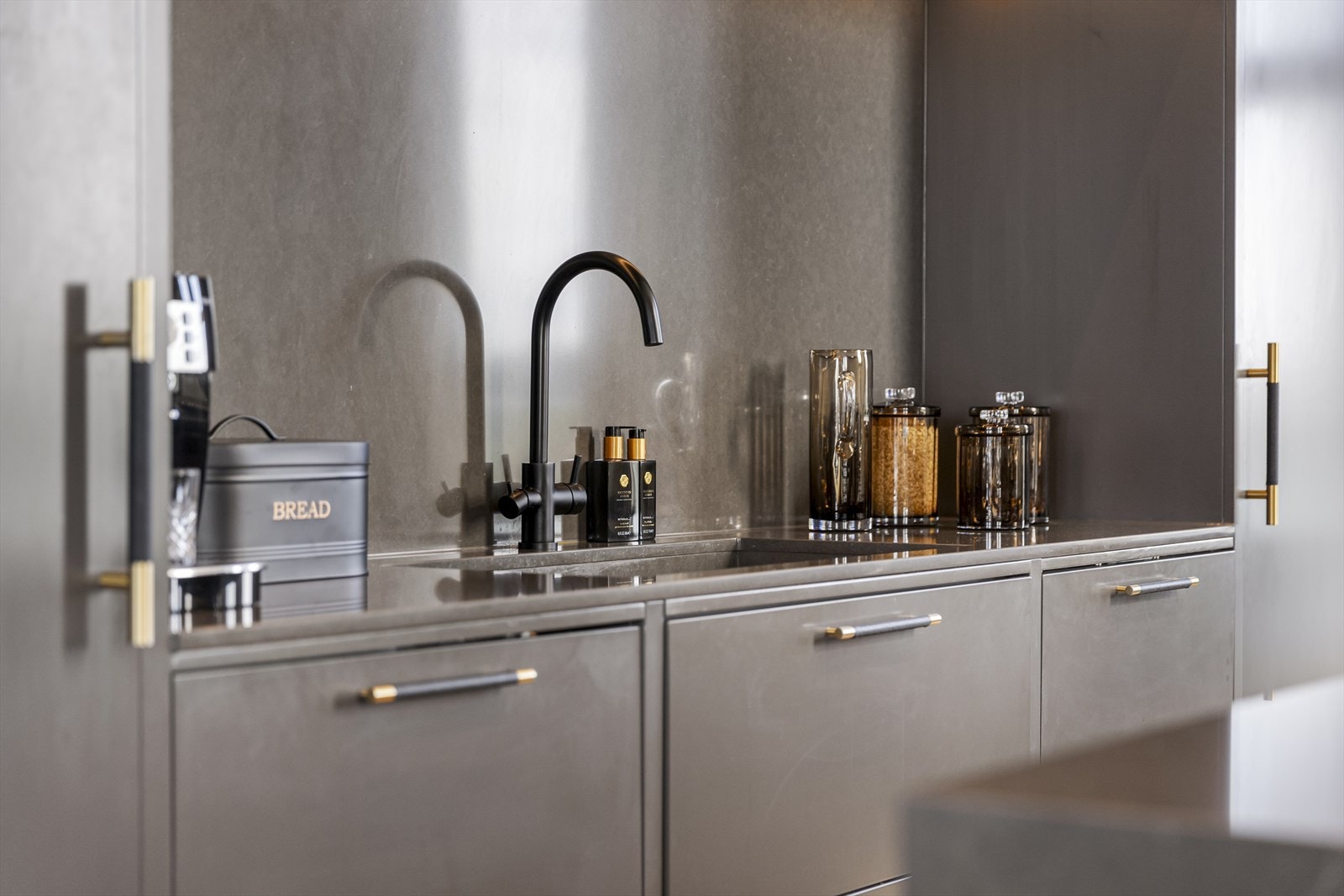 Velutstyrt, tidsrikt og påkostet kjøkken. Galleribilde