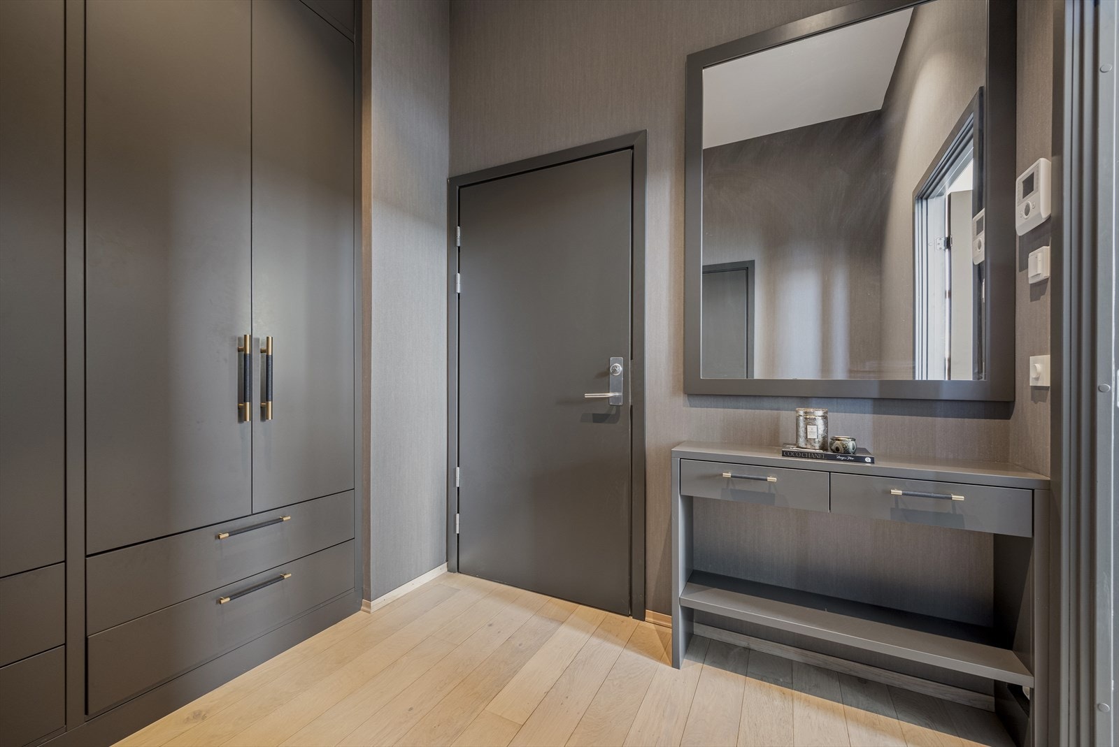 Inngangsparti med romslig entrè og plassbygget garderobeløsning fra Grindberg. Galleribilde