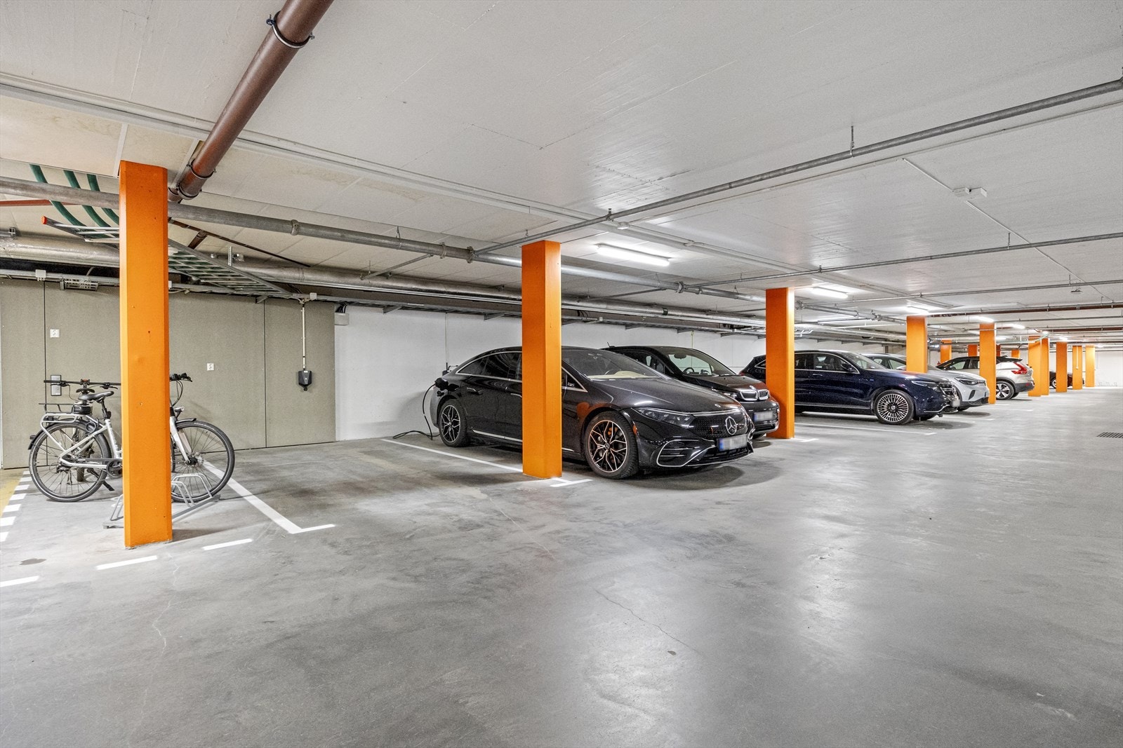 Leiligheten har 2 parkeringsplasser i felles garasjekjeller med adkomst via heis direkte til leilighetens etasje. Denne leiligheten har 1 ekstra bred parkeringsplass (450 cm) samt 1 ordinær plass. Galleribilde