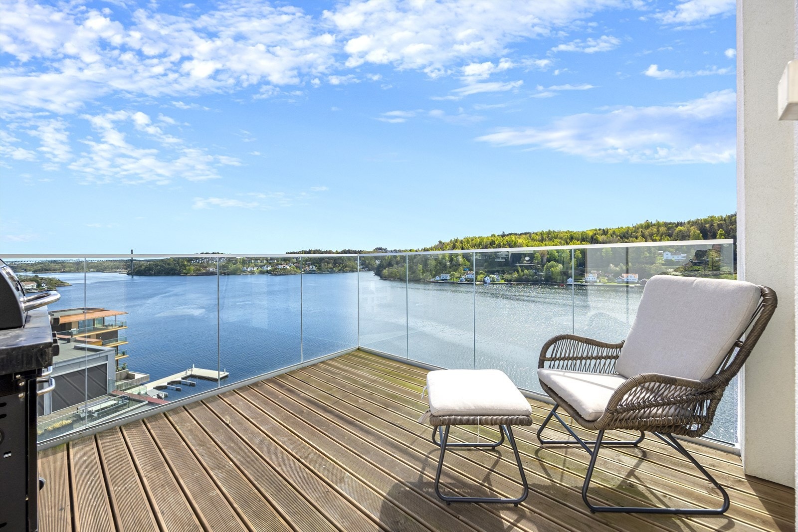 Terrasse mot øst, her kan man nye morgen- og formiddagssol. Galleribilde