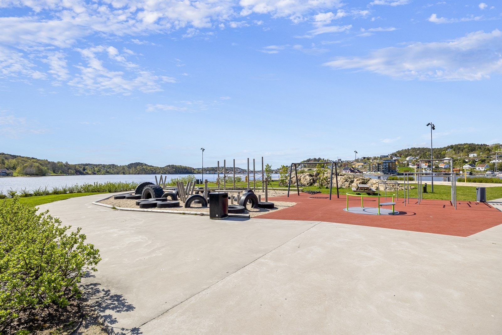 Beliggenheten er helt i sjøkanten og omgitt av "Lillepollen", brygger, båtplasser, fellesområder med bl.a. lekeplasser og badeplass (Løkholmen). Galleribilde