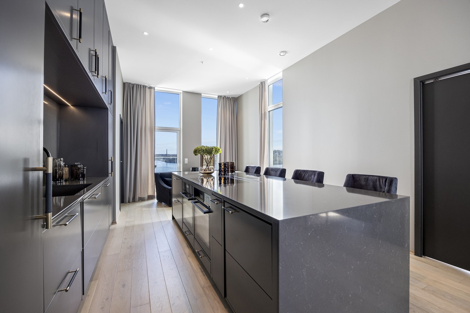 Det er panoramautsikt fra alle beboelses- og soverom samt balkonger Galleribilde