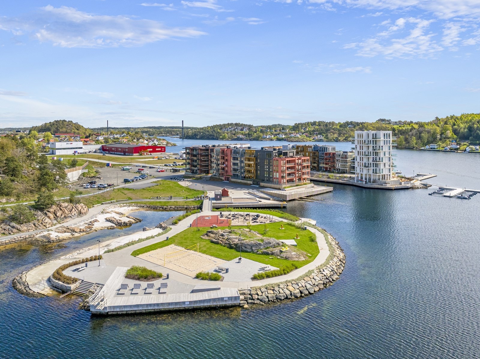 I umiddelbar nærhet har man fantastiske Løkholmen like ved et fantastisk friområde for allmenheten, opparbeidet med strander, brygger og friareal for bading, soling og lek. Galleribilde