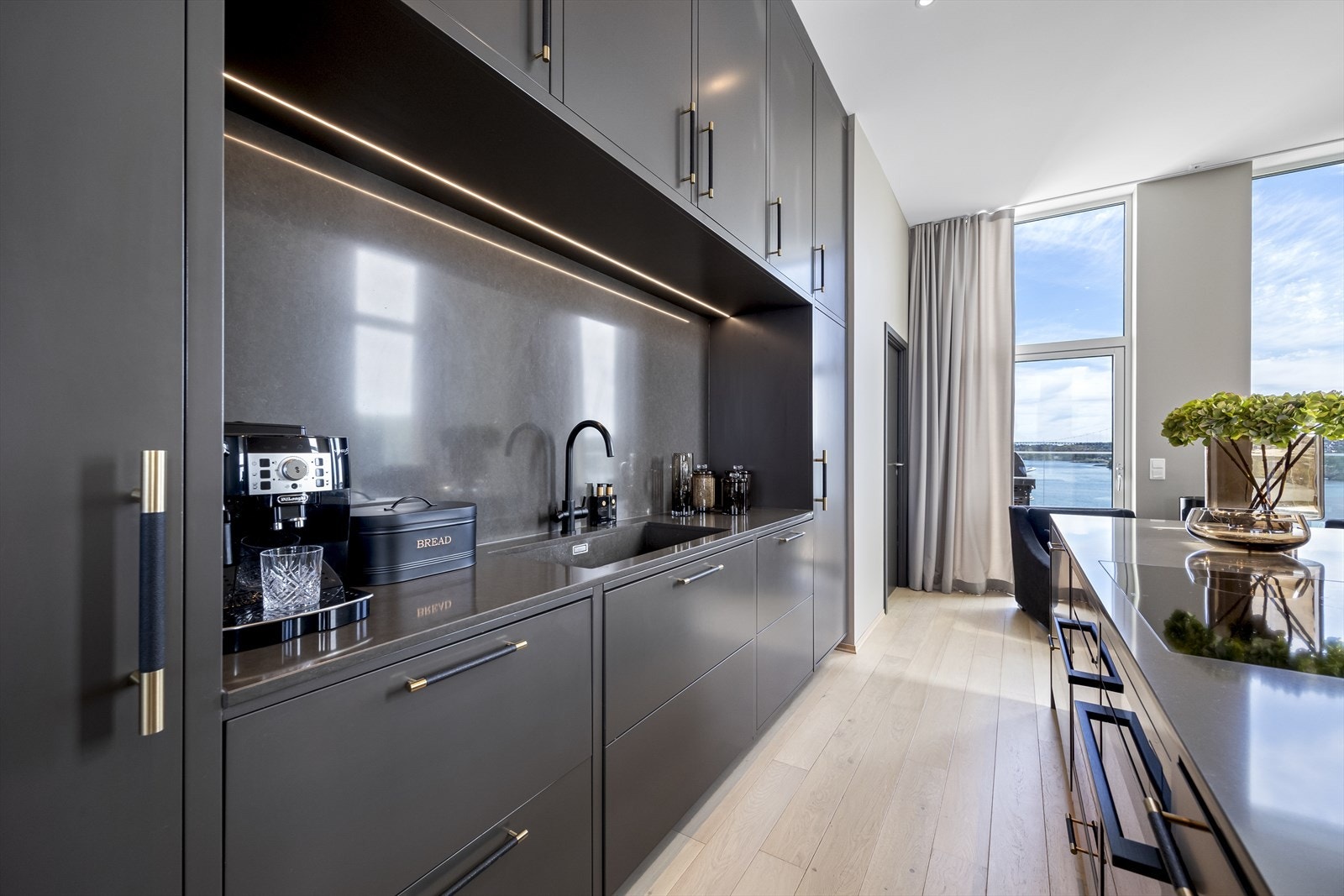 Delikat, påkostet kjøkken med alt av hvitevarer integrert. Galleribilde