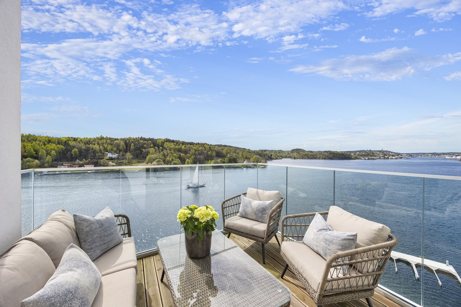 Leiligheten ligger øverst i "tårnet" helt ytterst med sjø på 3 sider og optimale sol- og utsiktsforhold. Galleribilde