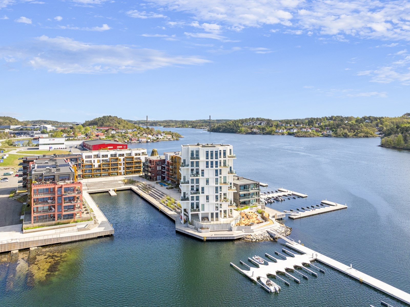 Bryggebyen - Spektakulær beliggenhet øverst og ytterst på piren ved "Lillepollen". Galleribilde