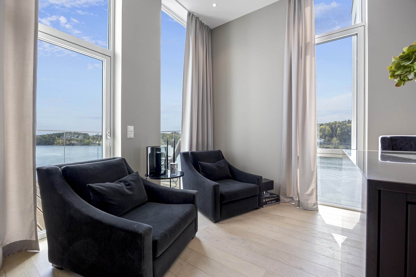 Stue med utgang romslig, vestvendt balkong. Galleribilde