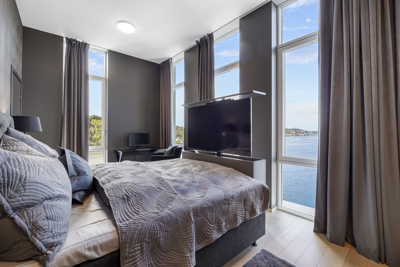 Hovedsoverom med plassbygget gavl med nedfellbar løsning for tv. Galleribilde