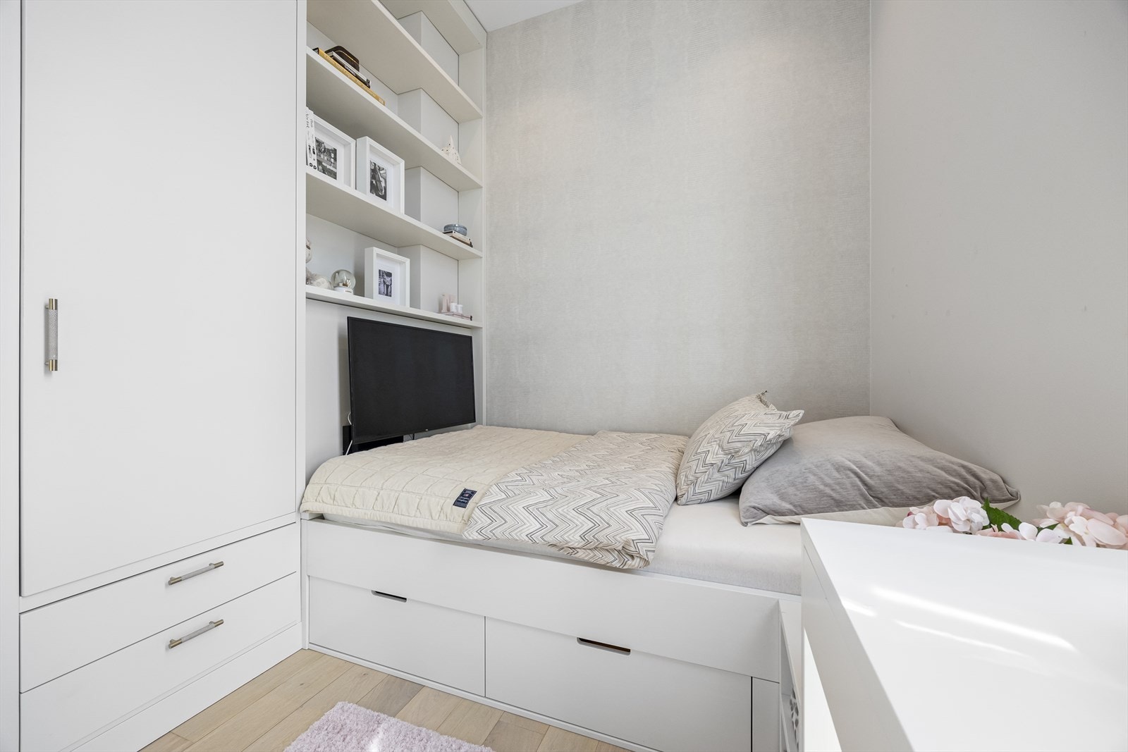 Soverom 3 av 3 med plassbygget seng og garderobe fra Grindberg. Galleribilde