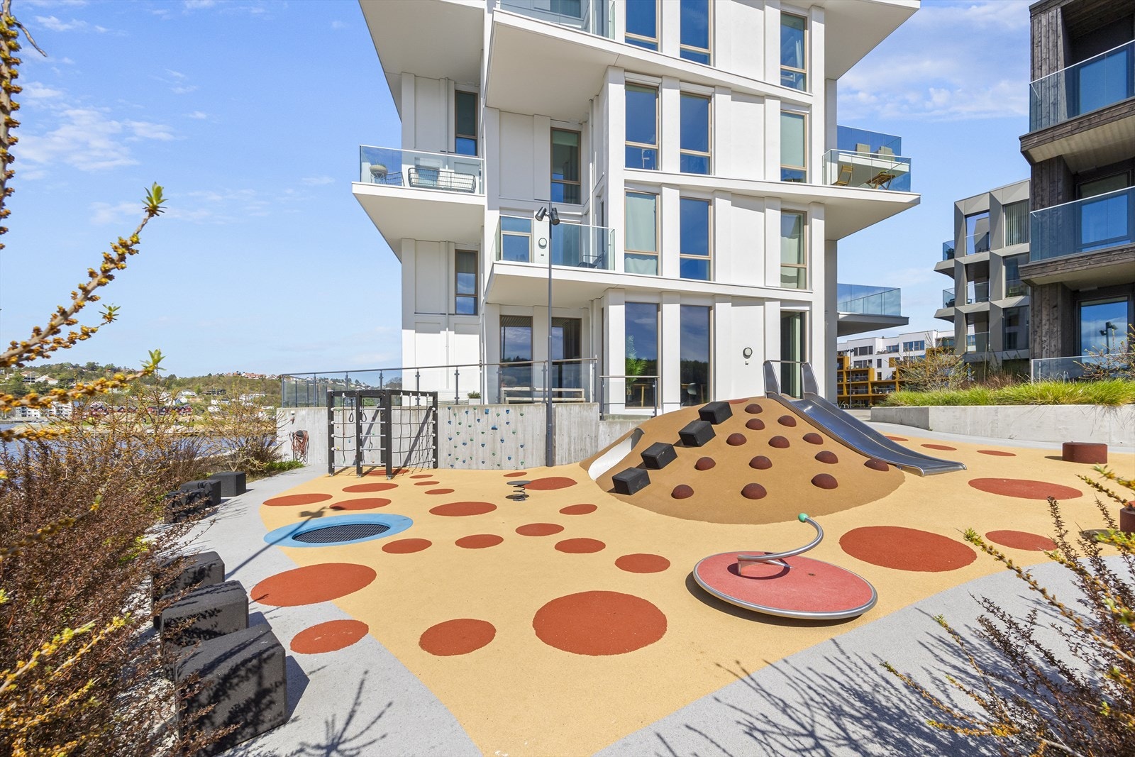 Beliggenheten er helt i sjøkanten og omgitt av "Lillepollen", brygger, båtplasser, fellesområder med bl.a. lekeplasser og badeplass (Løkholmen). Galleribilde