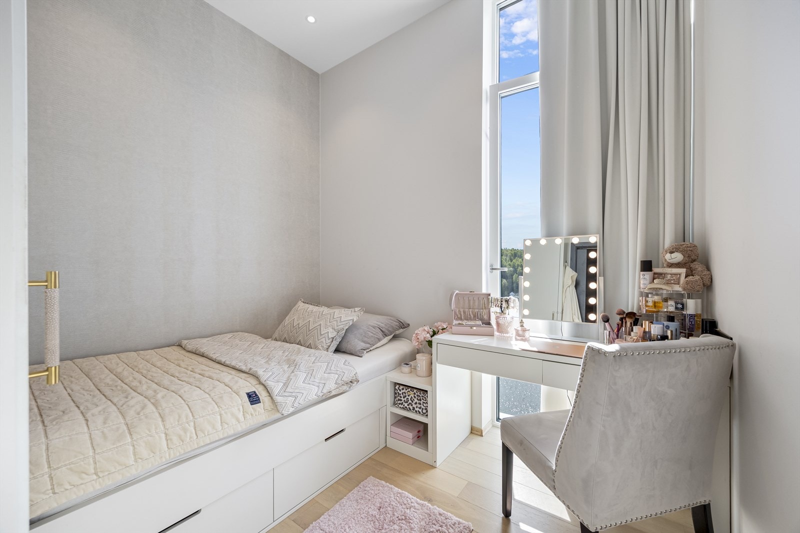 Soverom 3 av 3 med plassbygget seng og garderobe fra Grindberg. Galleribilde