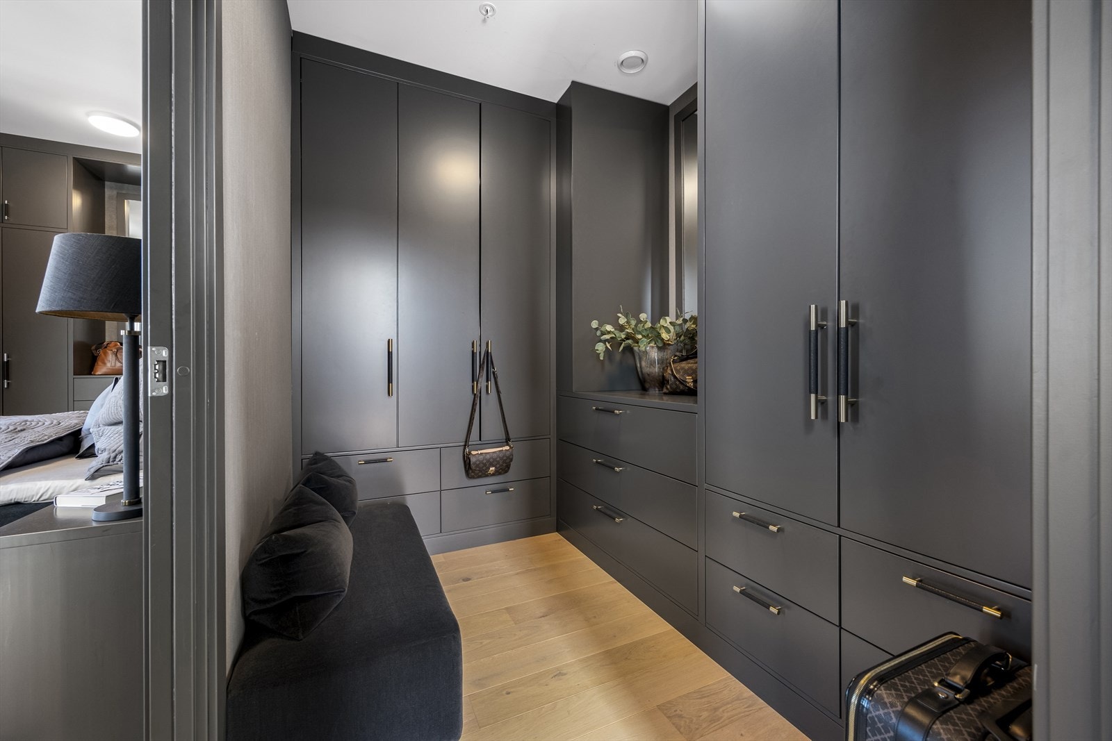 Master-suite med plassbygget garderobe fra Grindberg. Galleribilde