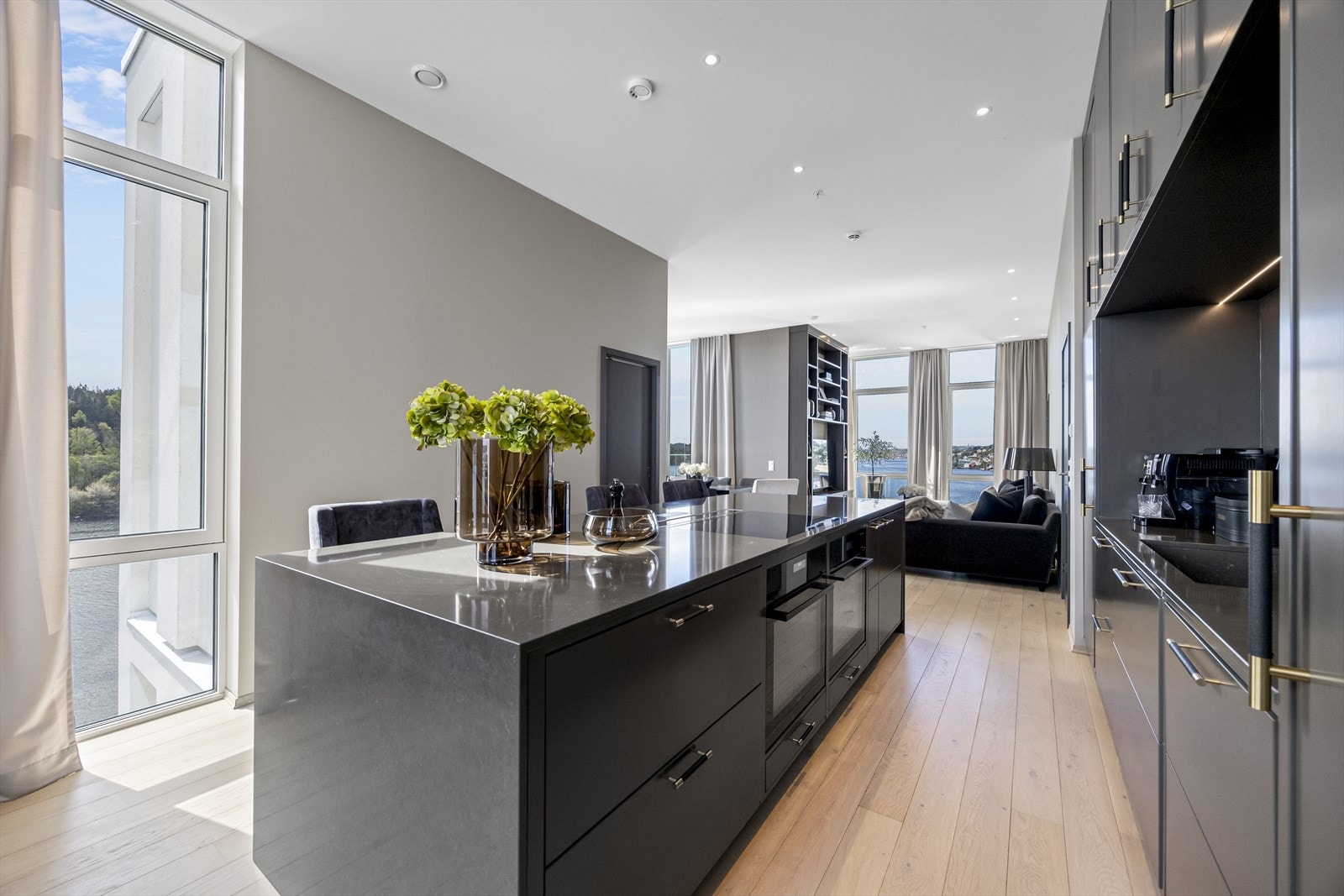 Stor, gjennomgående leilighet med ekstra god takhøyde, store vindusflaterer fra gulv til tak og fantastiske lys- og utsiktsforhold Galleribilde