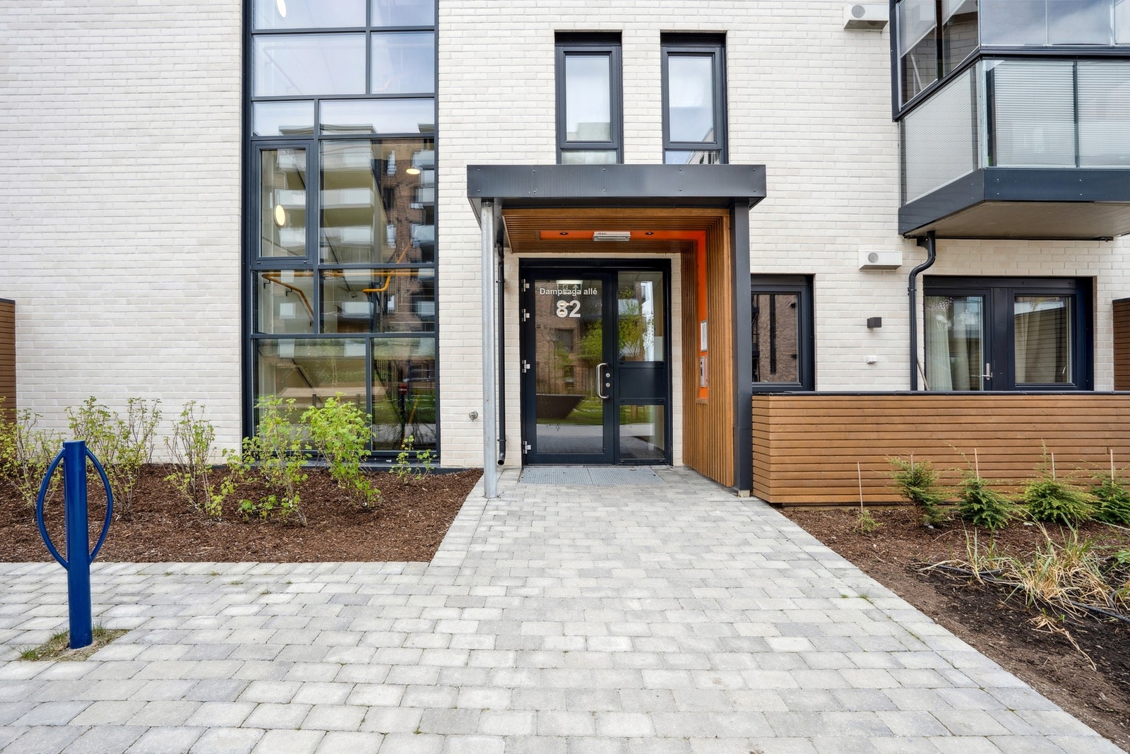 Her ønskes du velkommen hjem til et moderne bygg med heis, felles sykkelparkering og hyggelig nærmiljø. Galleribilde