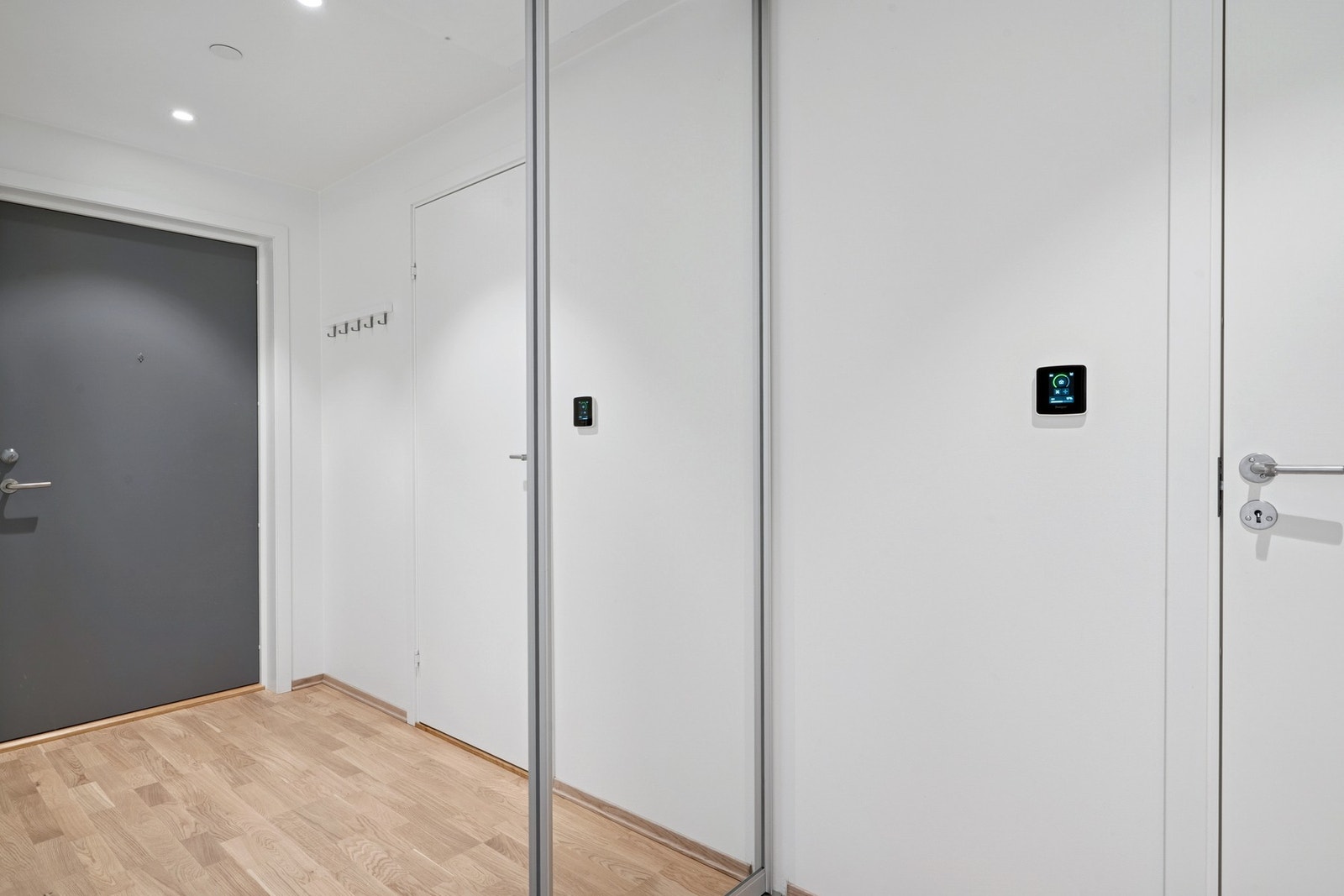 I entréen har du en praktisk skyvedørsgarderobe for ekstra oppbevaring. Galleribilde