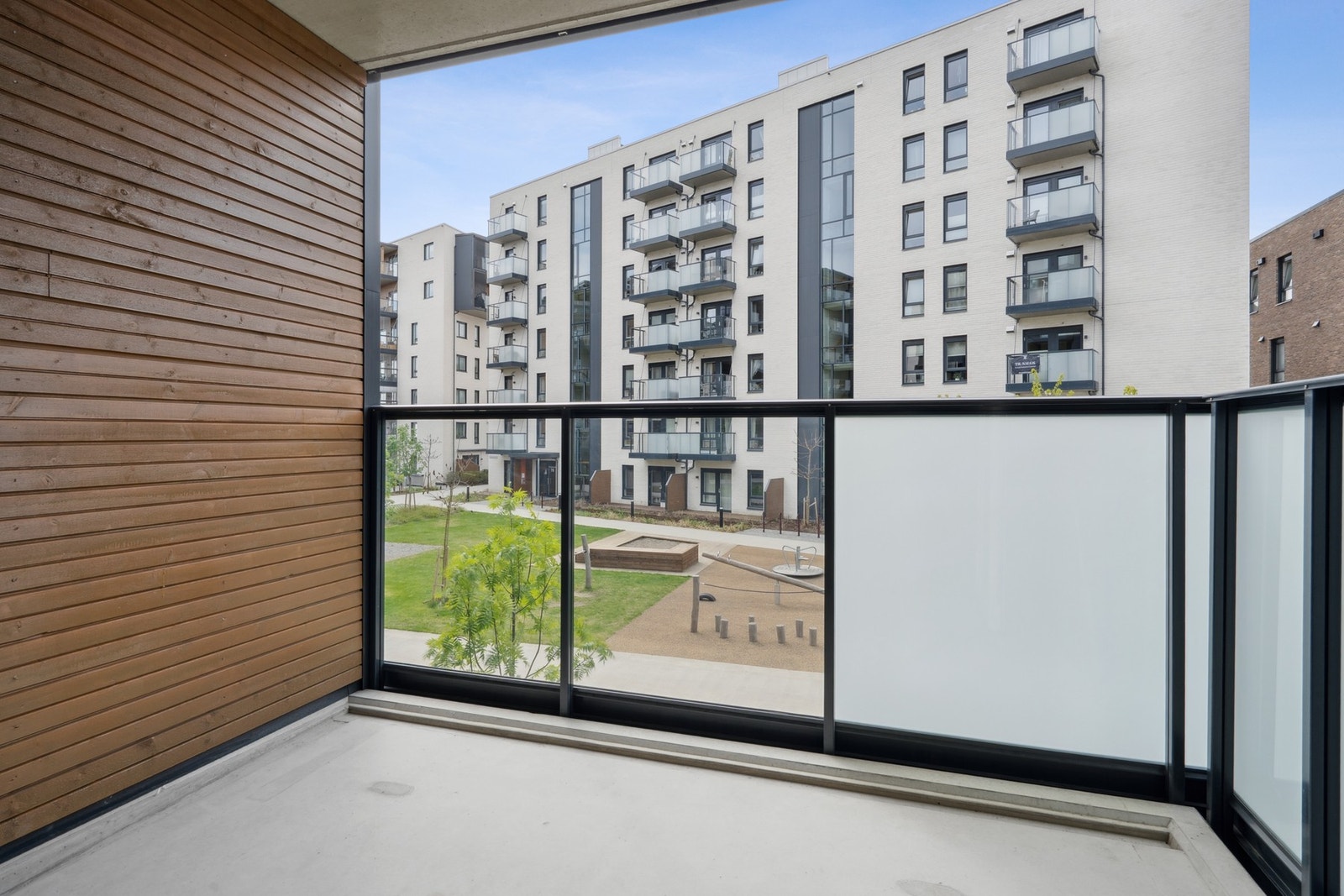 Leiligheten har en overbygd balkong med fin utsikt mot det grønne fellesområdet. Galleribilde